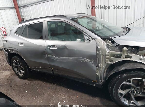 KL77LHE24RC063495 2024 CHEVROLET TRAX Blue Widok wnętrza 360 stopni