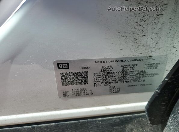 KL79MRSL7PB137178 2023 CHEVROLET TRAILBLAZER Белый Вид наклейки с VIN-кодом
