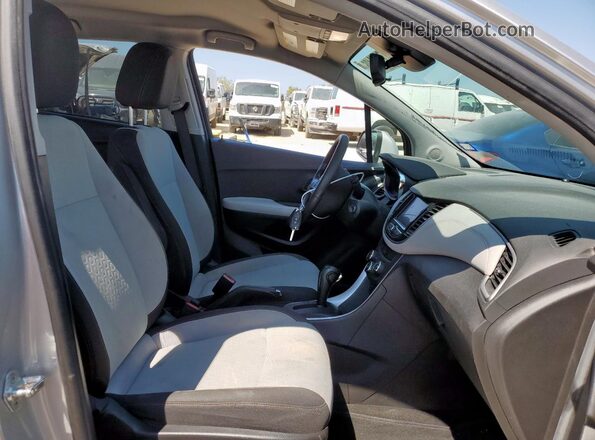 KL7CJKSM7NB506567 2022 CHEVROLET TRAX Серебряный Вид салона спереди