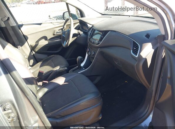 KL7CJLSB5KB928837 2019 CHEVROLET TRAX Серебряный Вид салона спереди