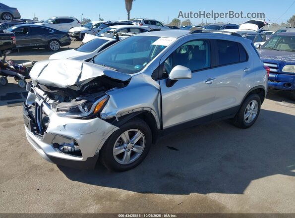 KL7CJPSM6MB372548 2021 CHEVROLET TRAX Silver Vista tres cuartos delantera izquierda