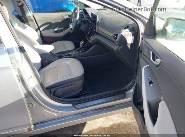 KMHC05LC5NU273365 2022 HYUNDAI IONIQ HYBRID Серебряный Вид салона спереди