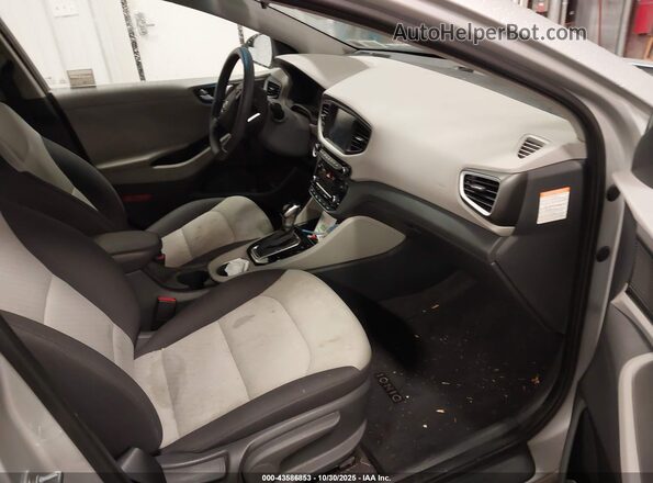 KMHC65LCXHU057496 2017 HYUNDAI IONIQ HYBRID Серебряный Вид салона спереди
