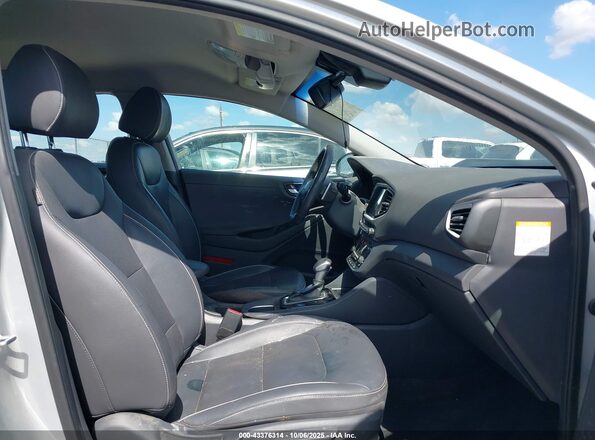 KMHC75LD3KU160210 2019 HYUNDAI IONIQ PLUG-IN HYBRID Серебряный Вид салона спереди