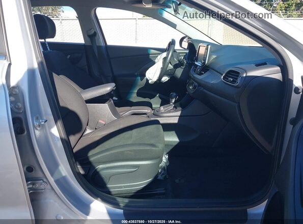 KMHH35LE4JU025407 2018 HYUNDAI ELANTRA GT Серебряный Вид салона спереди