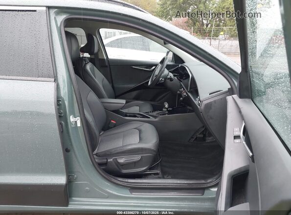 KNDCR3LE3P5056538 2023 KIA NIRO Зеленый Вид салона спереди