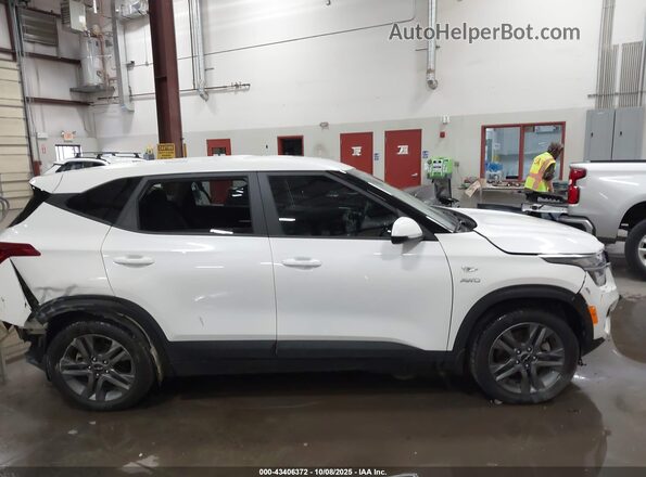 KNDEPCAA0P7434754 2023 KIA SELTOS Белый Вид задней части салона