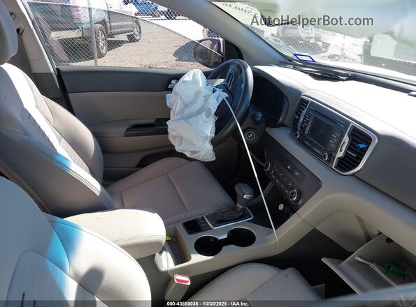 KNDPMCAC2J7371635 2018 KIA SPORTAGE Серебряный Вид салона спереди