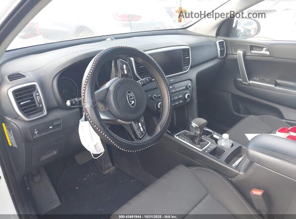 KNDPMCAC8M7917682 2021 KIA SPORTAGE White Widok wnętrza z przodu