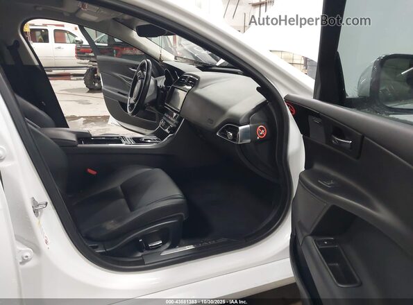 SAJAD4FX6KCP45164 2019 JAGUAR XF Белый Вид салона спереди