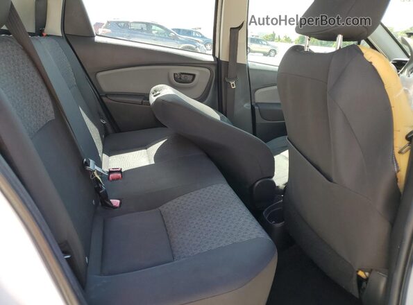 VNKKTUD32GA060076 2016 TOYOTA YARIS Белый Вид задних сидений