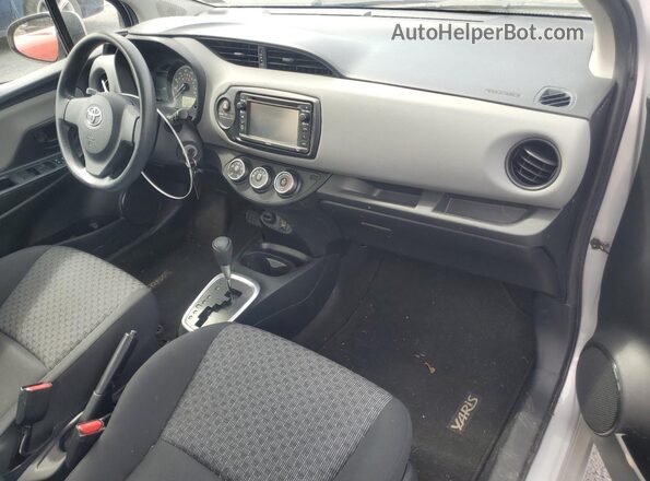 VNKKTUD35GA063442 2016 TOYOTA YARIS Серебряный Вид панели приборов