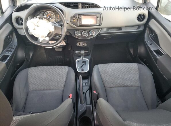 VNKKTUD37GA059960 2016 TOYOTA YARIS Серебряный Вид панели приборов