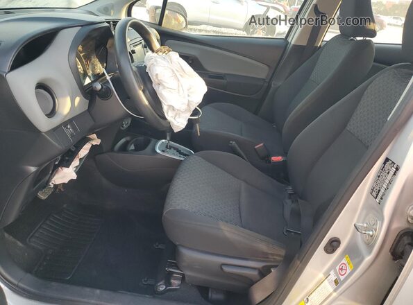 VNKKTUD37GA059960 2016 TOYOTA YARIS Серебряный Вид салона спереди
