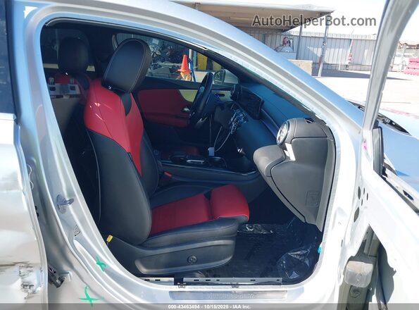 W1K3G4FBXMJ290150 2021 MERCEDES-BENZ A 220 Серебряный Вид салона спереди