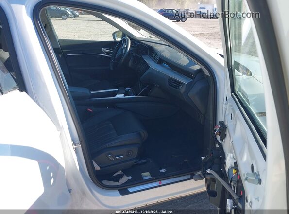 WA13AAGE5NB037150 2022 AUDI E-TRON Белый Вид салона спереди