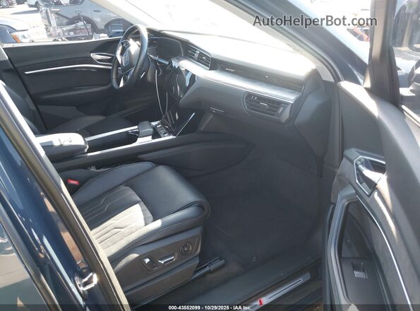 WA13AAGEXMB006460 2021 AUDI E-TRON Pewter Вид салона спереди