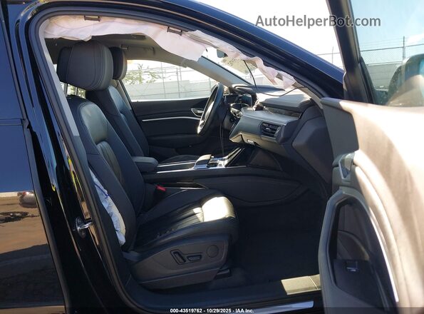WA1AAAGE1NB013676 2022 AUDI E-TRON Черный Вид салона спереди
