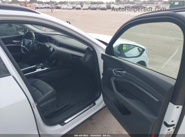 WA1AAAGE3MB019445 2021 AUDI E-TRON Белый Вид салона спереди