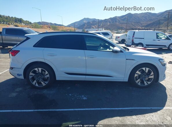 WA1AAAGE4MB022810 2021 AUDI E-TRON White Widok wnętrza z tyłu