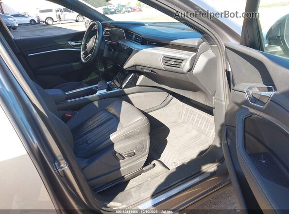 WA1AAAGE7NB006134 2022 AUDI E-TRON Gray Front interior view