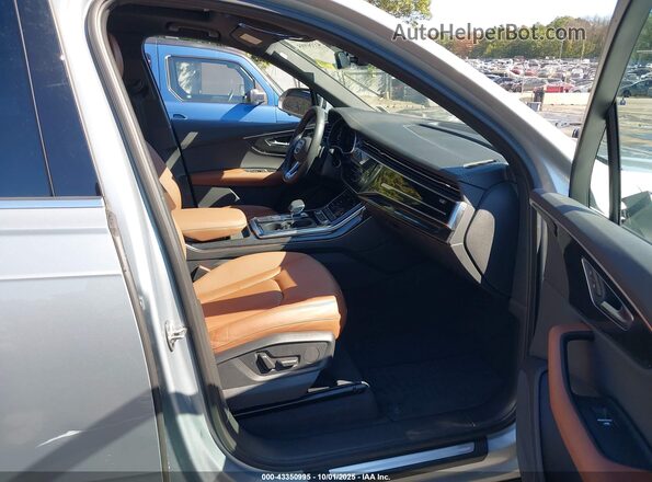 WA1ACBF70PD009838 2023 AUDI Q7 Серебряный Вид салона спереди