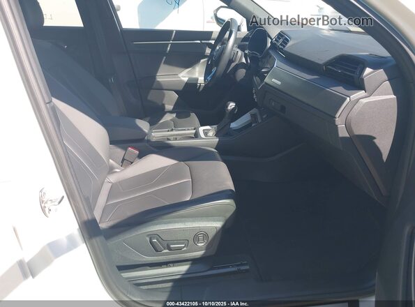 WA1DECF38R1095771 2024 AUDI Q3 White Widok wnętrza z przodu