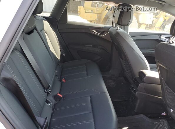 WA1G2AFZ3RP012730 2024 AUDI Q4 White Widok wnętrza z tyłu