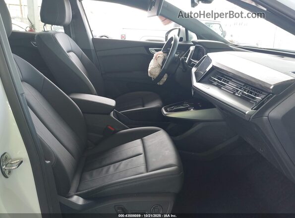 WA1KUBFZ0RP060552 2024 AUDI Q4 White Widok wnętrza z przodu