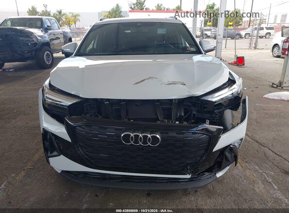 WA1KUBFZ0RP060552 2024 AUDI Q4 White Widok zestawu wskaźników