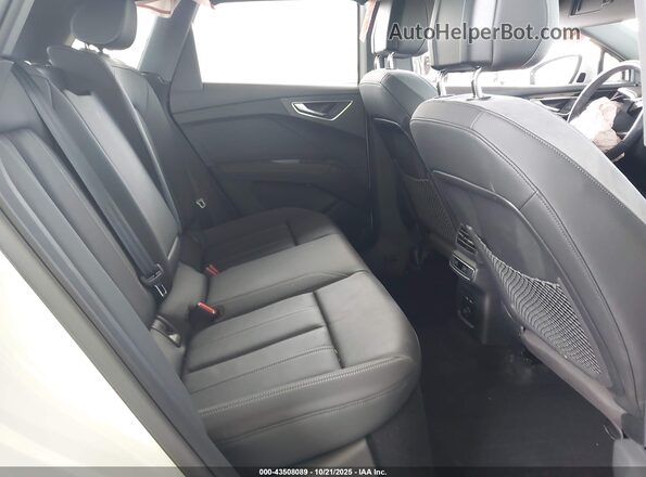 WA1KUBFZ0RP060552 2024 AUDI Q4 White Widok naklejki z numerem VIN