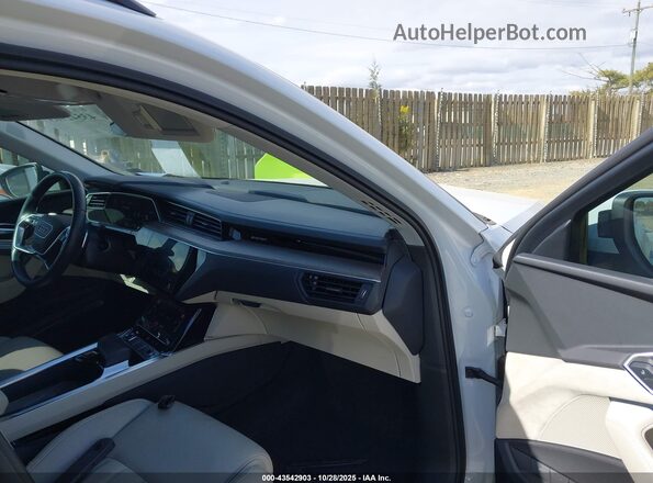 WA1VAAGE8MB038896 2021 AUDI E-TRON Белый Вид салона спереди