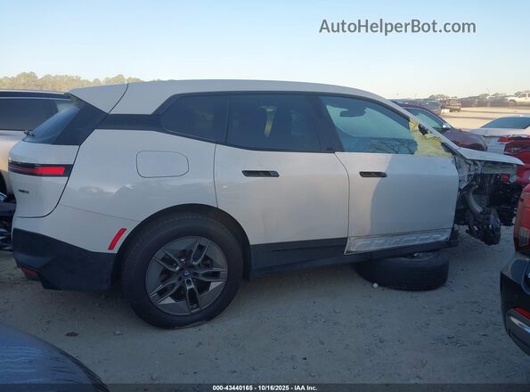 WB523CF02PCM04978 2023 BMW IX White Vista interior trasera