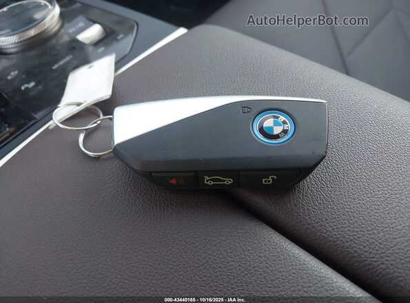 WB523CF02PCM04978 2023 BMW IX White Vista del salpicadero