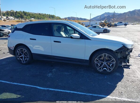 WB523CF04RCP11314 2024 BMW IX White Widok wnętrza 360 stopni