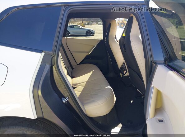 WB523CF04RCP11314 2024 BMW IX White Widok naklejki z numerem VIN