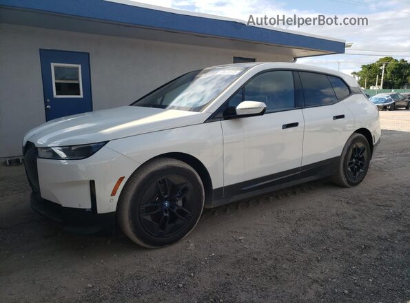 WB523CF08SCS84595 2025 BMW IX White Vista tres cuartos delantera izquierda