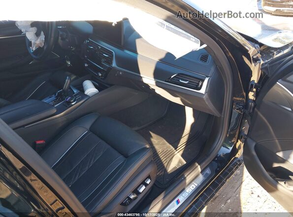 WBA13BK07PCN56512 2023 BMW M5 Черный Вид салона спереди