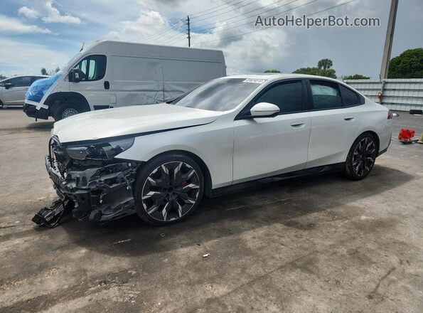 WBA43FJ06RCP97096 2024 BMW 5 SERIES Белый Передняя левая четверть