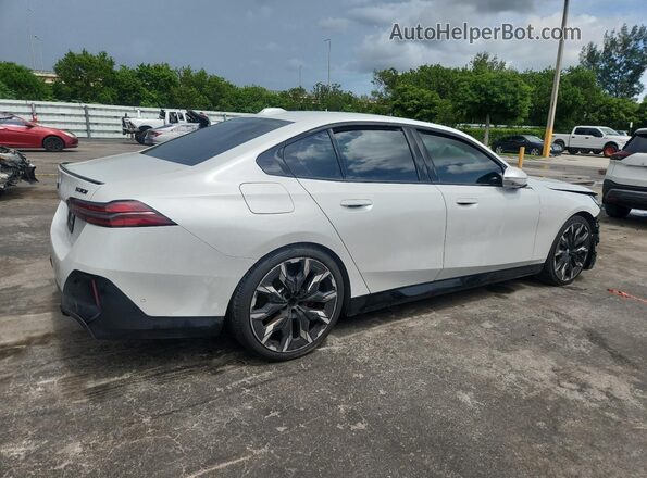 WBA43FJ06RCP97096 2024 BMW 5 SERIES Белый Задняя правая четверть