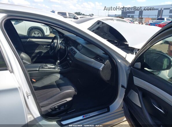 WBSFV9C59GD595742 2016 BMW M5 Серебряный Вид салона спереди