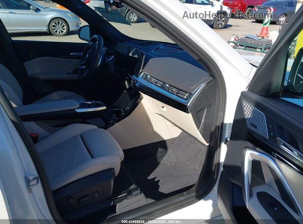 WBX73EF06S5344404 2025 BMW X1 White წინა სალონის ხედი