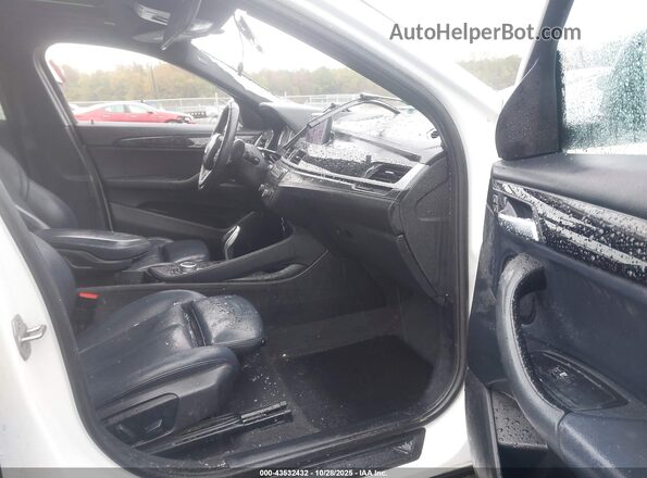 WBXYJ1C01M5T38147 2021 BMW X2 White Вид салону спереду
