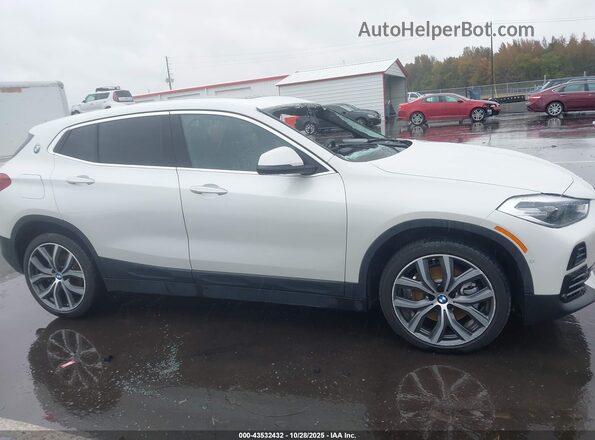 WBXYJ1C01M5T38147 2021 BMW X2 White Вид задньої частини салону