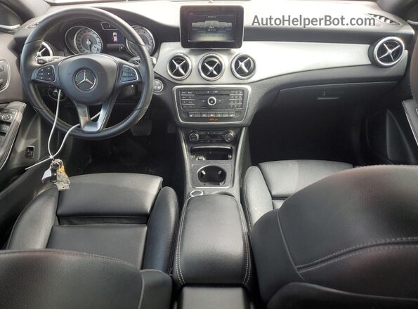 WDCTG4EB3HJ318933 2017 MERCEDES-BENZ GLA Красный Вид панели приборов
