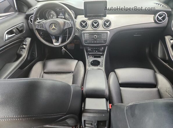 WDCTG4EB3HJ358865 2017 MERCEDES-BENZ GLA Black Vista del salpicadero