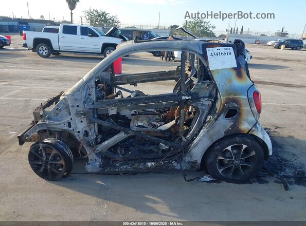 WMEFJ5DA4GK070396 2016 SMART FORTWO Silver Սալոնի հետևի տեսք