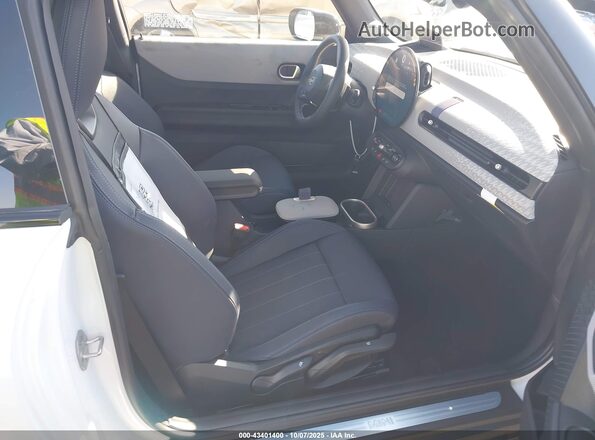 WMW13GD00S2W45606 2025 MINI HARDTOP Белый Вид салона спереди