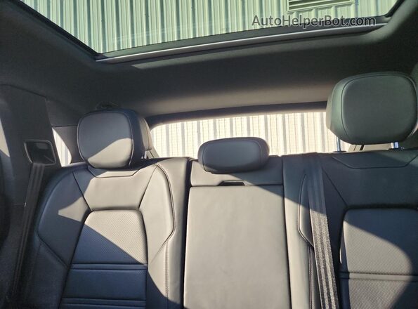 WP1AA2AY7LDA06911 2020 PORSCHE CAYENNE White Widok tylnych siedzeń