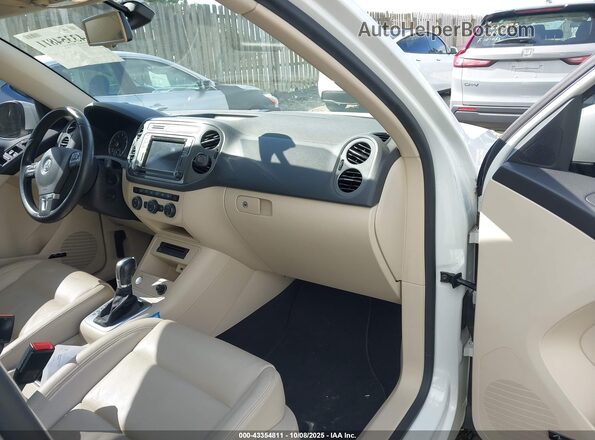 WVGAV7AX1GW509026 2016 VOLKSWAGEN TIGUAN Белый Вид салона спереди